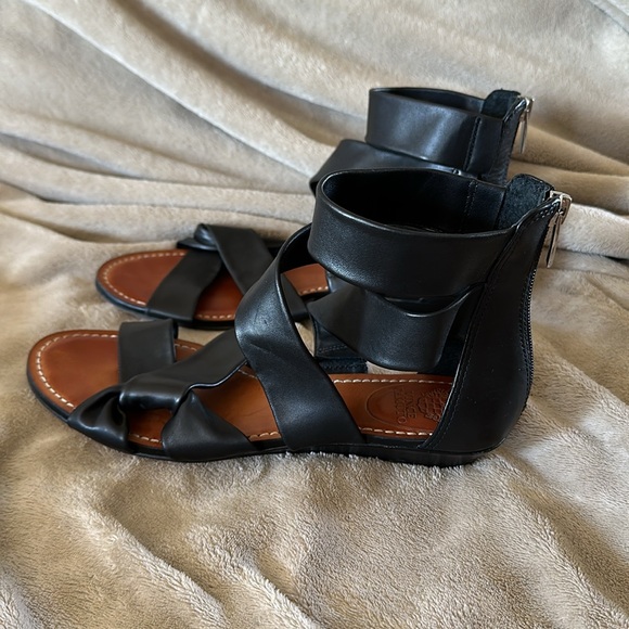 Vince Camuto Seevina Flat Sandals - Picture 5 of 10